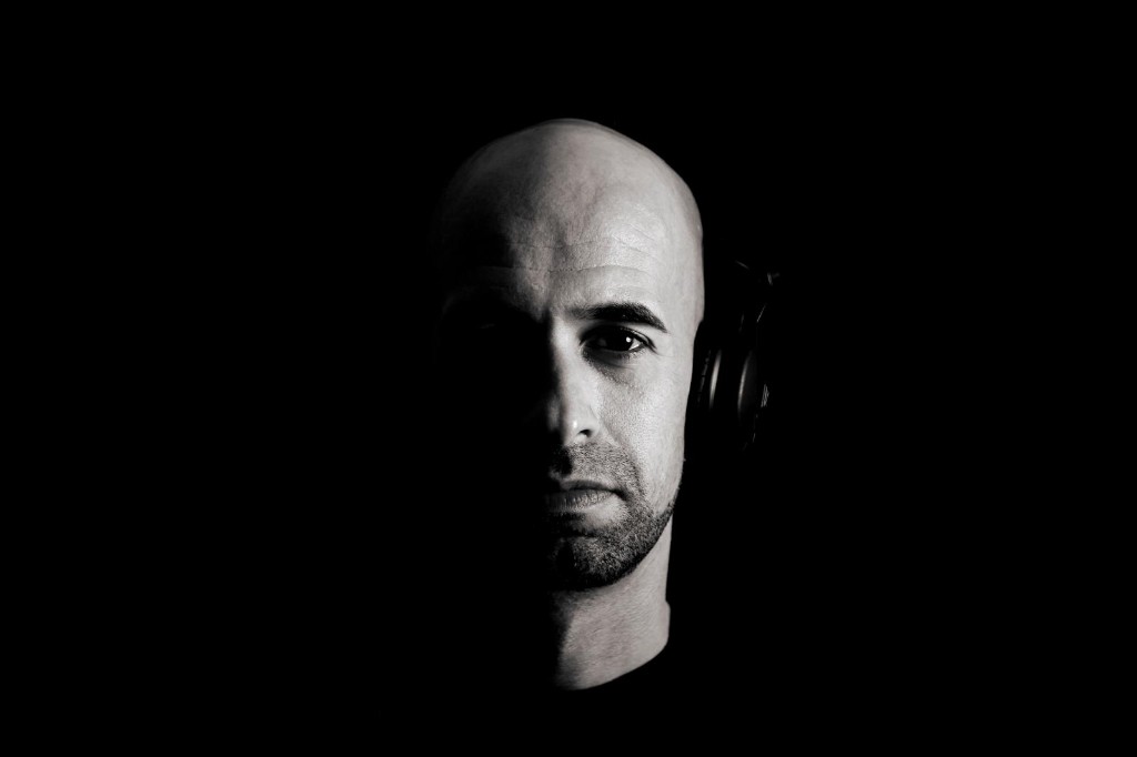 GabyReales, DJ en Murcia con auriculares